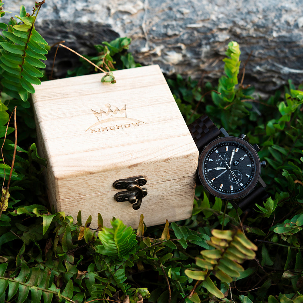 Montre_en_bois_Abysse sur tapis de nature avec une pierre en fond