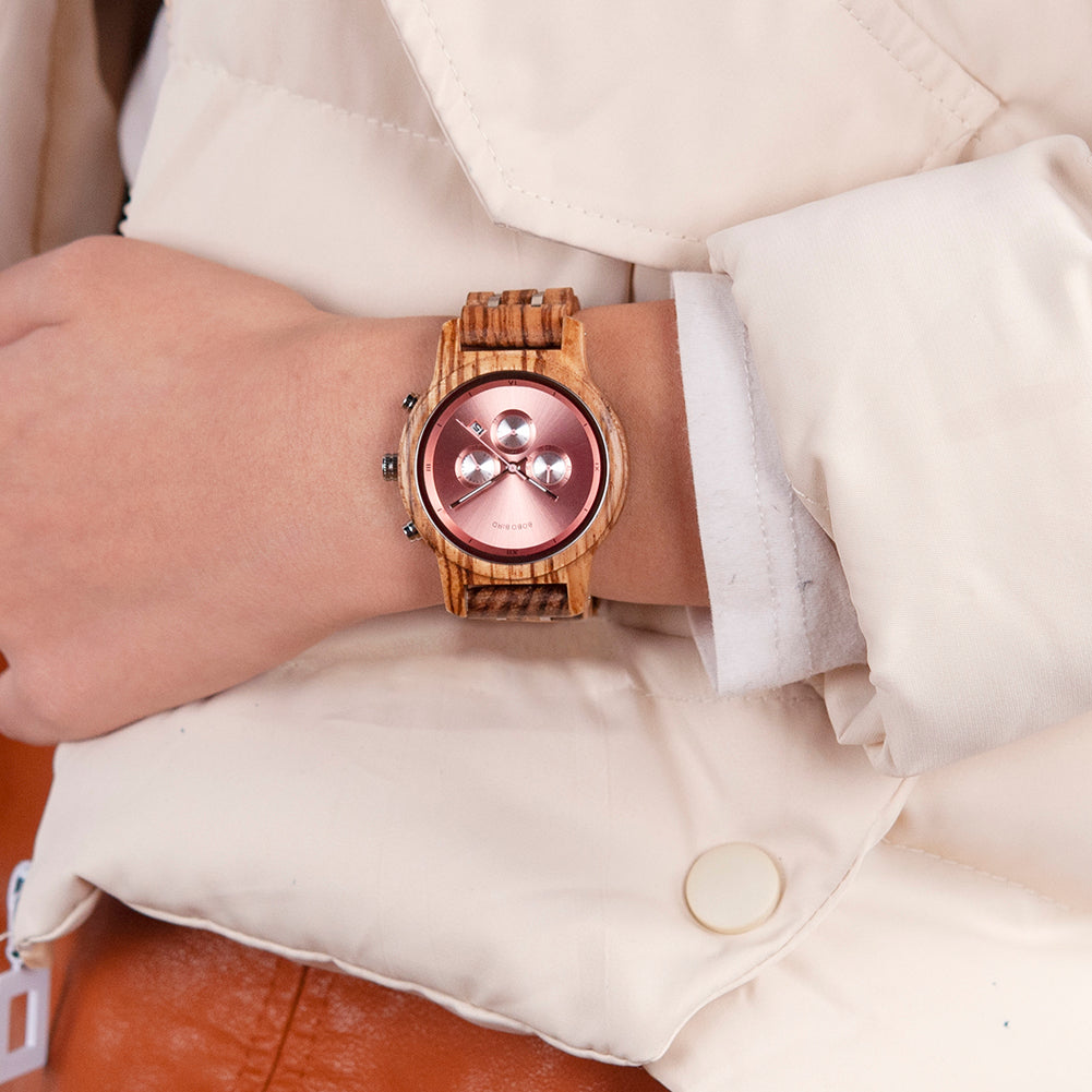 Montre en bois_Aurore_rose au poignet d'une femme élégante