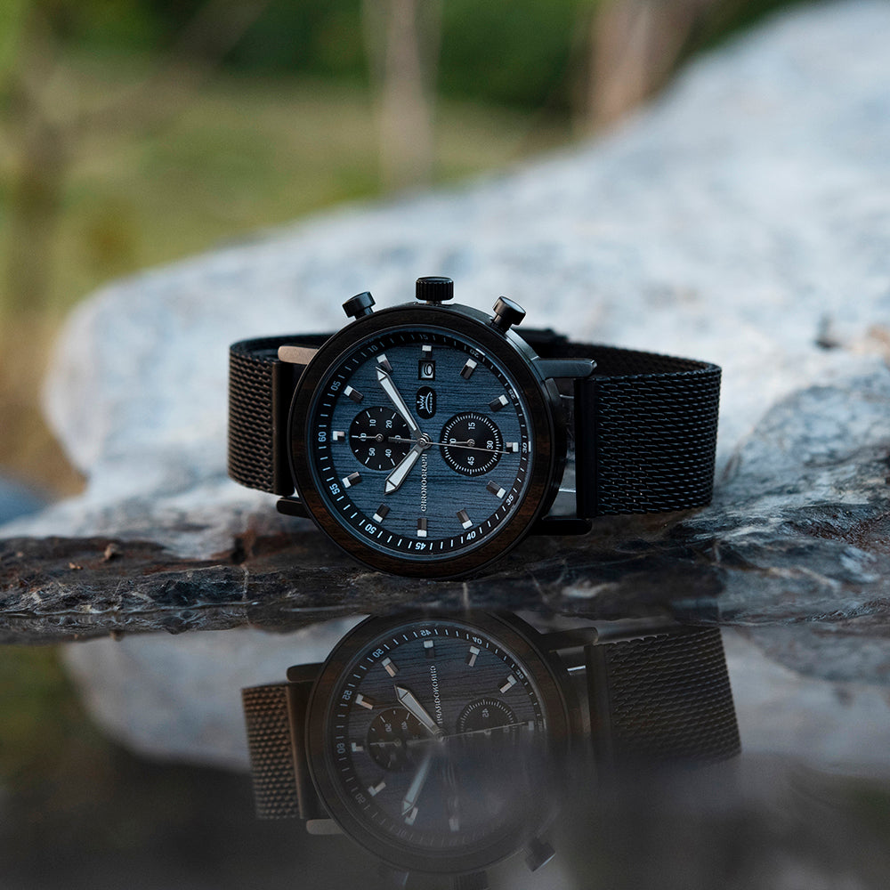 Montre en bois_Abysse sur une pierre en nature avec reflet
