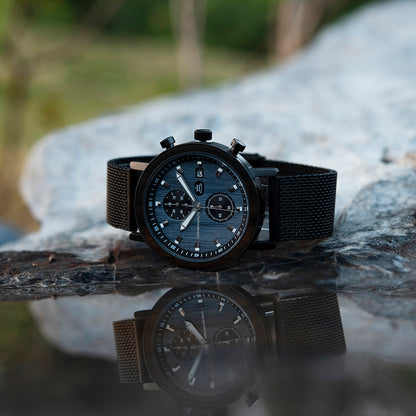 Montre en bois_Abysse sur une pierre en nature avec reflet