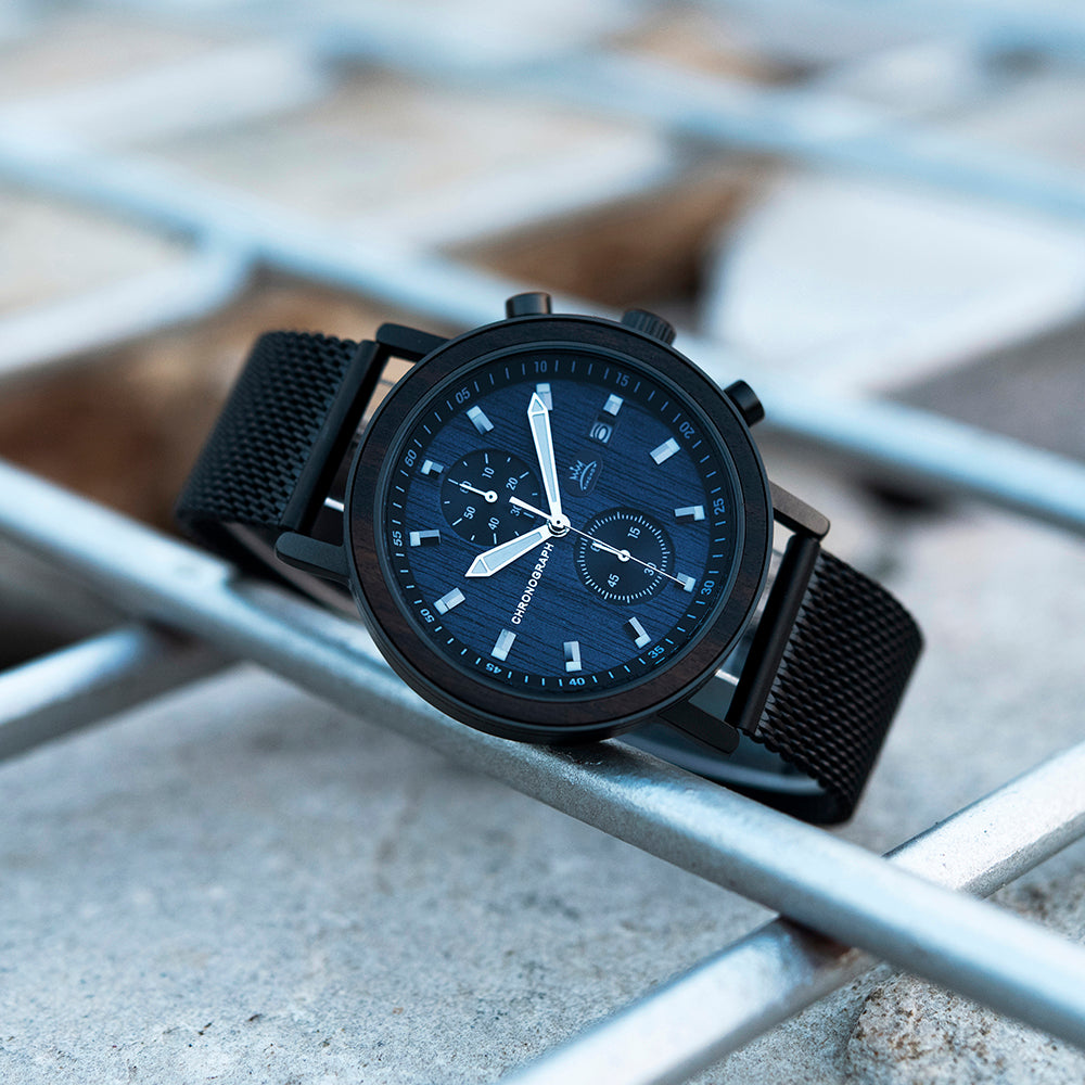 Montre en bois_Abysse sur un grillage