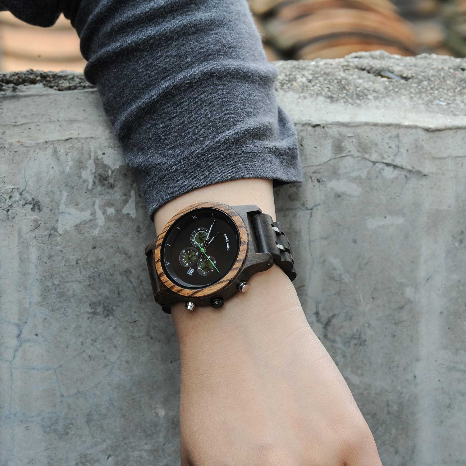 Montre en bois_Aurore_colorie noir sur le poignet d'une femme