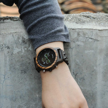 Montre en bois_Aurore_colorie noir sur le poignet d'une femme