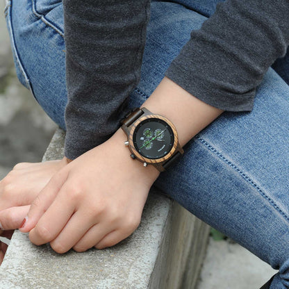 Montre en bois_Aurore_noir sur le poignet d'une femme