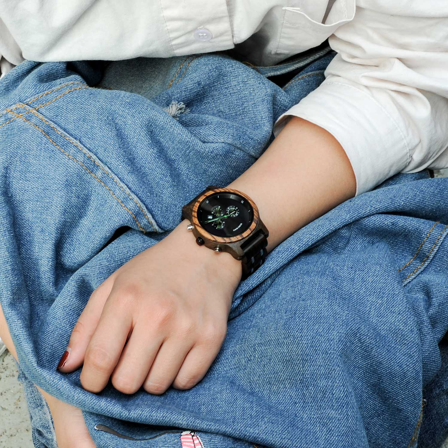 Montre en bois_Aurore_noir au poignet dune femme