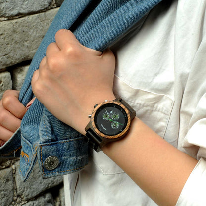 Montre en bois_Aurore_noir au poignet d'une femme qui porte sa veste en nature