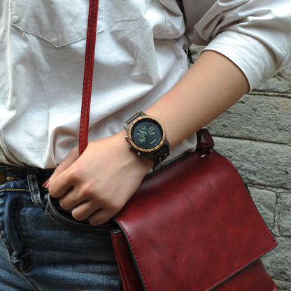 Montre en bois_Aurore_noir au poignet d'une femme élégante