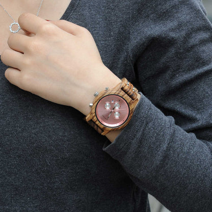 Montre en bois_Aurore sur le poignet d'une femme