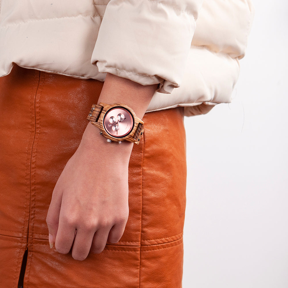 Montre en bois_Aurore_rose au poignet 'une femme élégante 