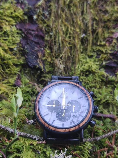 Montre_en_bois_Origine sur une souche d'arbre en pleine nature