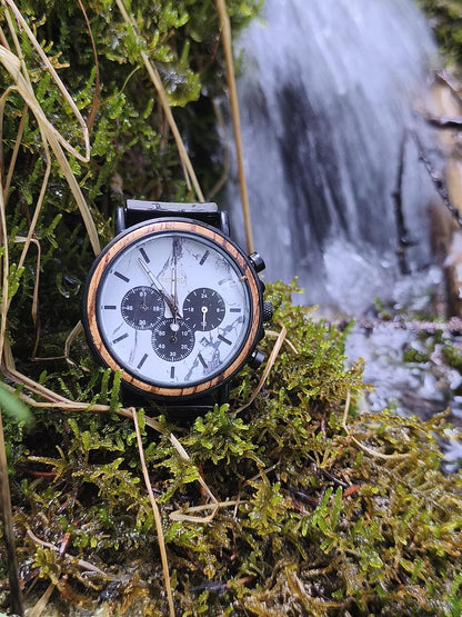 Montre en bois_Origine a coté d'une mini Cascade en pleine nature 