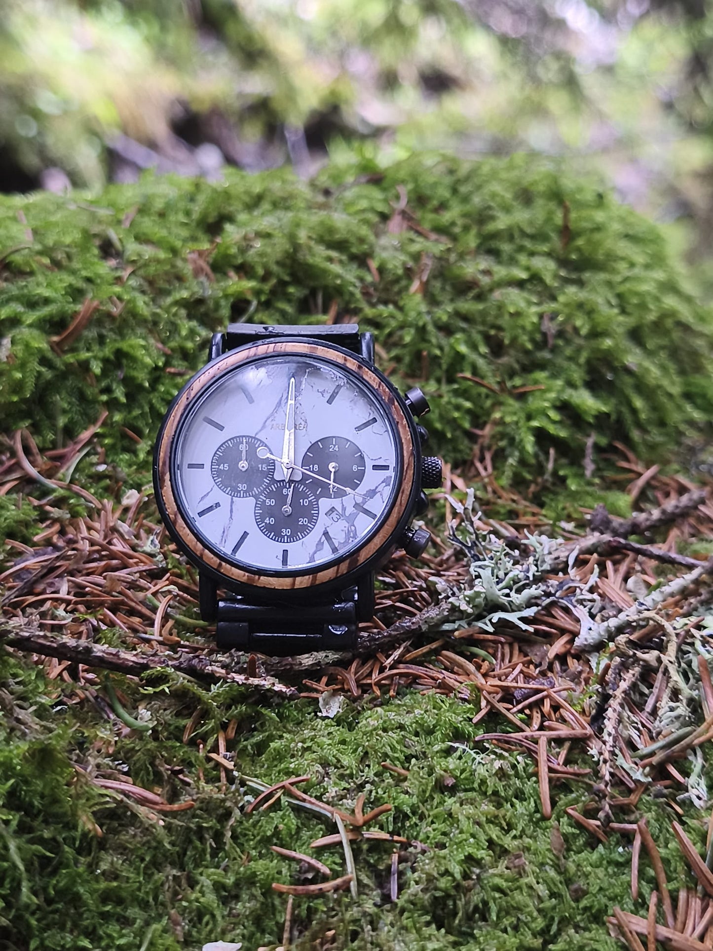 Montre_en_bois_Origine sur tapis de mousse vert en pleine nature